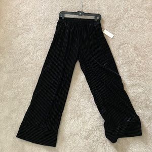 Gold Hawk Velvet Wide Leg Pants Black; *NWT* EXCELLENT CONDITION approx. Small